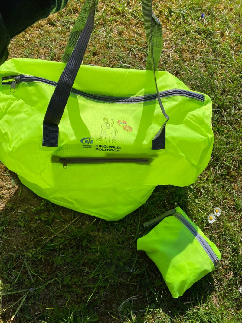 Sport- und Reisetasche to go - jung, wild, politisch – Bild 3